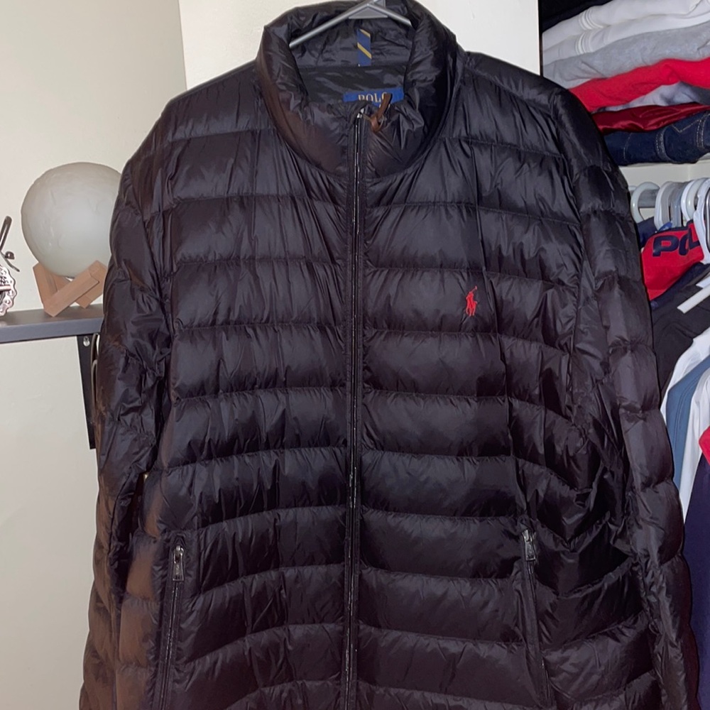 Light weight puffer polo jacket.